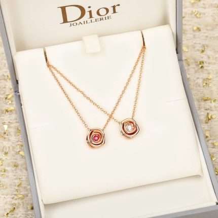 DIOR The high-end version of the rose necklace is made entirely of 925 silver and electroplated with thick gold